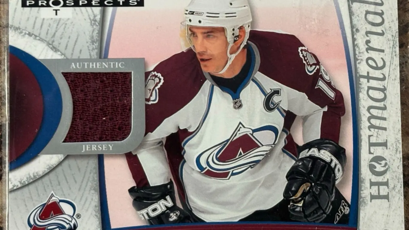 2007-08 Fleer Joe Sakic Game-Used Jersey Card