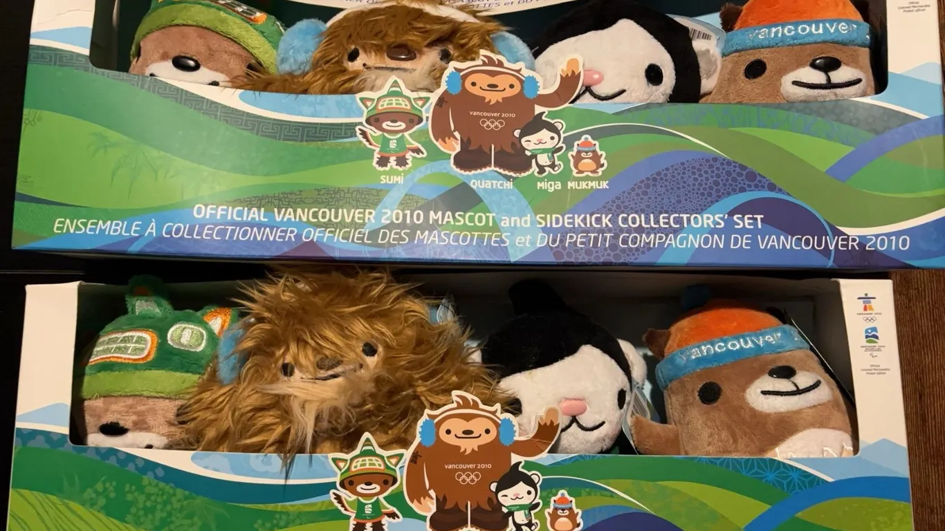Pair Vancouver 2010 Olympic Mascot Boxed Sets