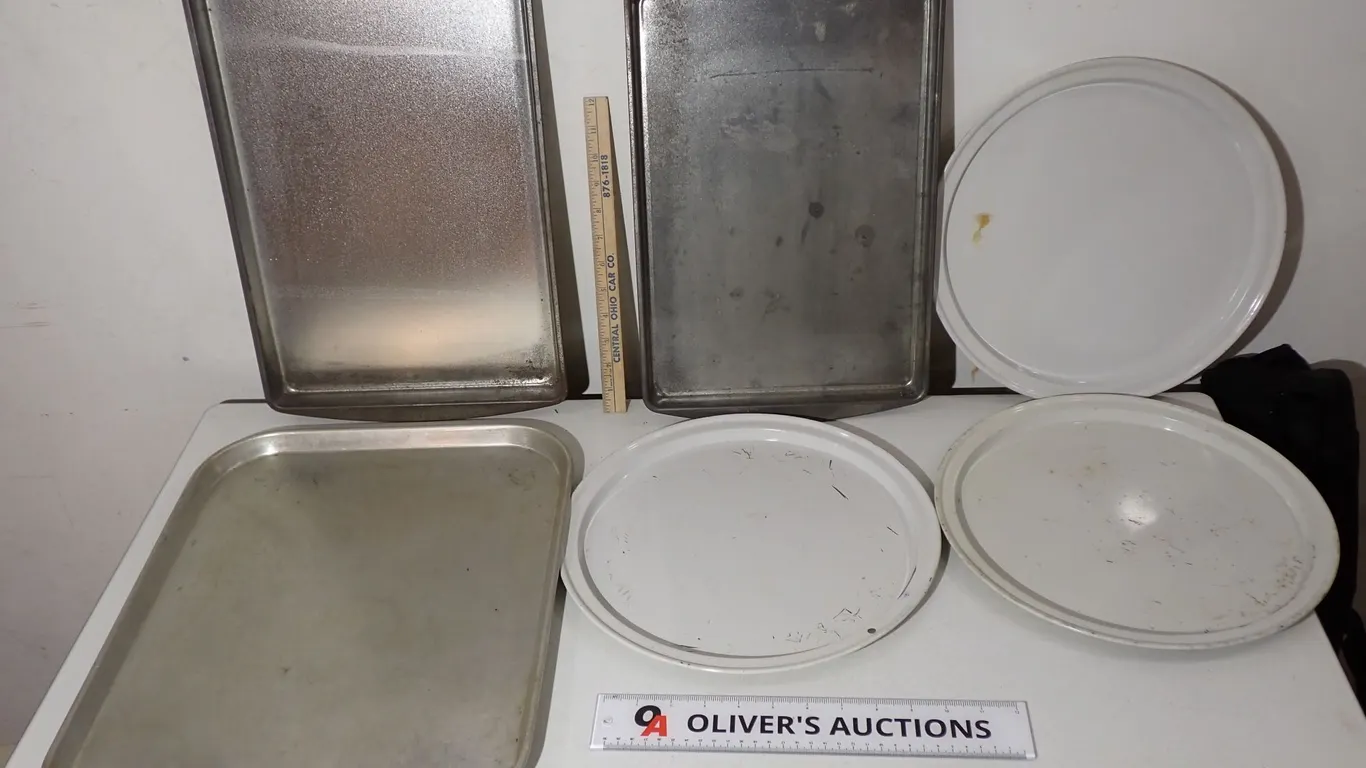 Assorted Vintage Kitchen Bakeware & Trays – 6 Pieces – West Bend