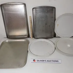Assorted Vintage Kitchen Bakeware & Trays – 6 Pieces – West Bend