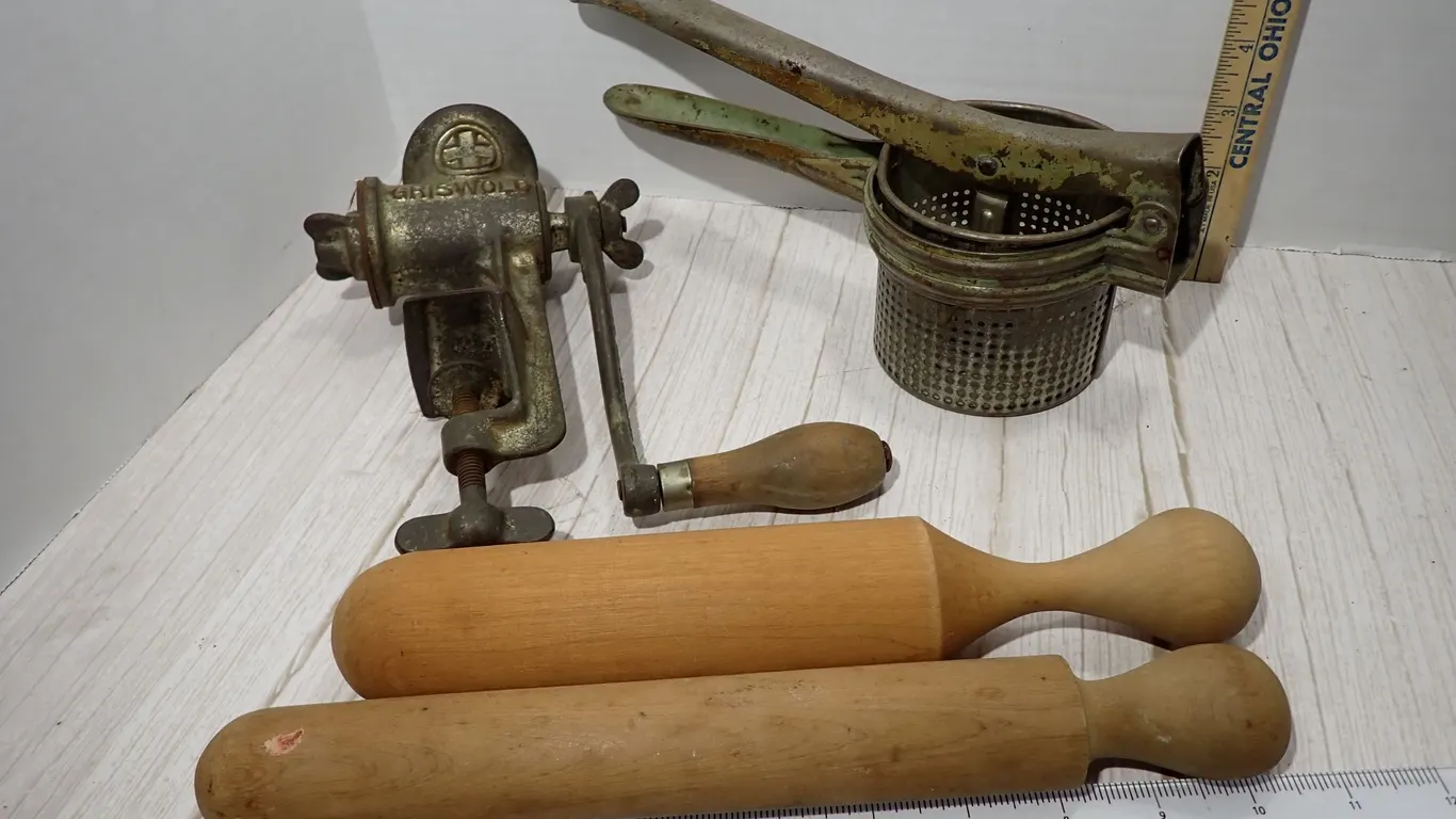 Antique Griswold Cast Iron Meat Grinder No 0 & Potato Ricer Kitchen Lot