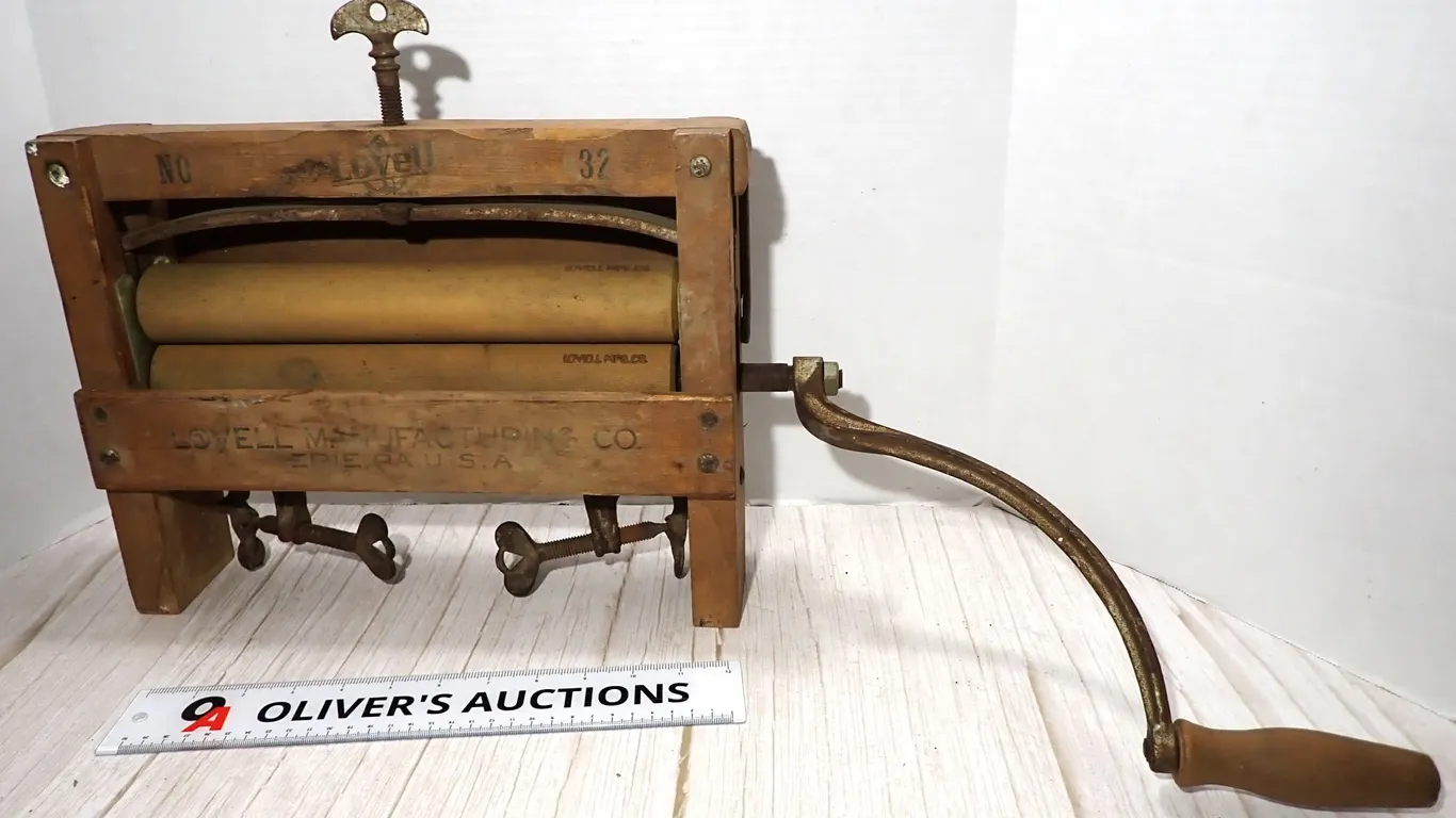 Vintage Antique Lovell Mfg Co. No. 32 Clothing Laundry Clothes Wringer Washer