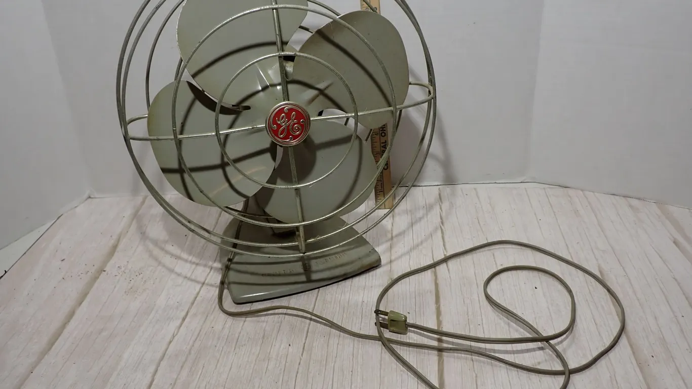 Vintage General Electric 3-Speed Oscillating Desk Fan Model FM12V41
