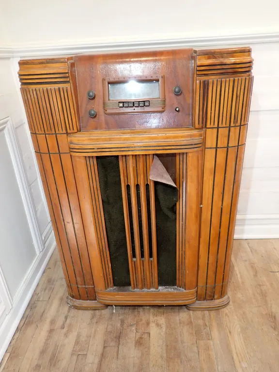 Vintage 1940s Silvertone Art Deco Inverted Console Radio Phonograph Combination