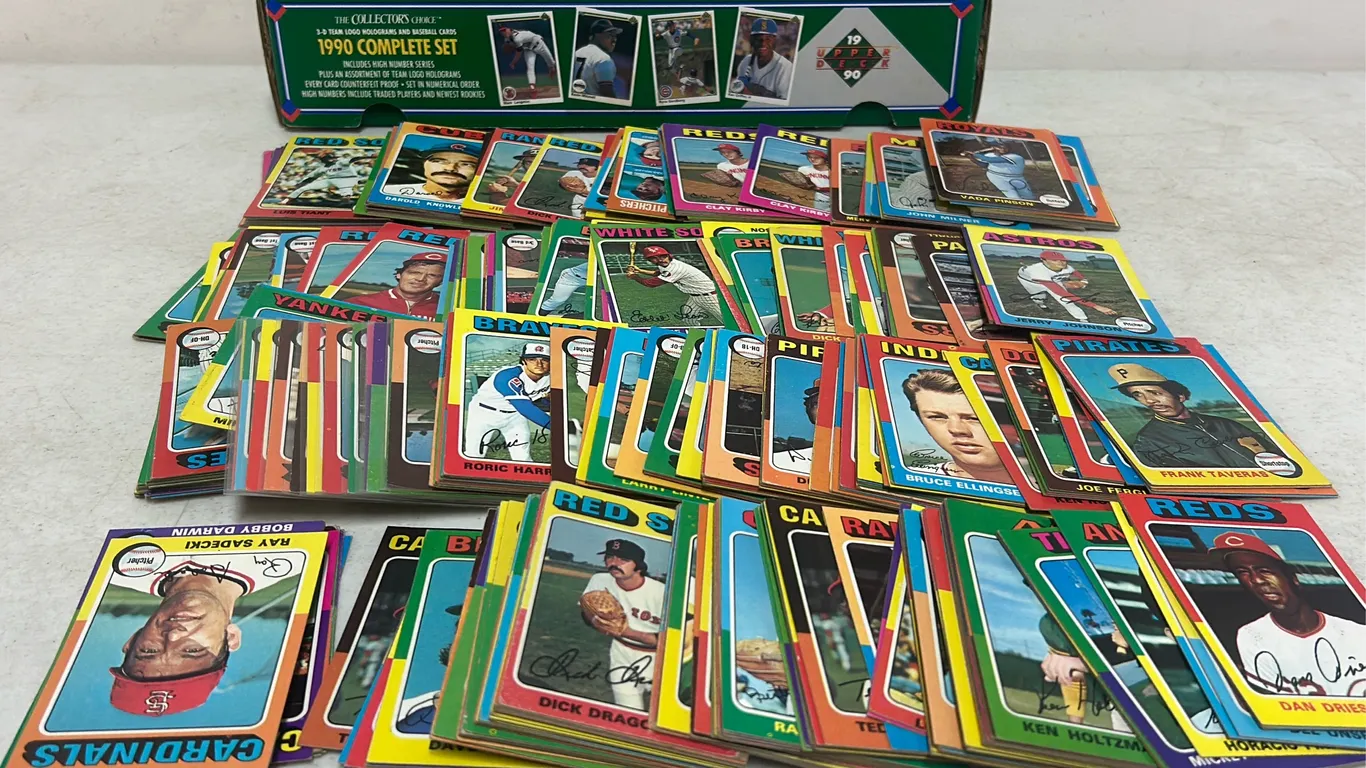 300+ TOPPS 1975 MLB CARDS