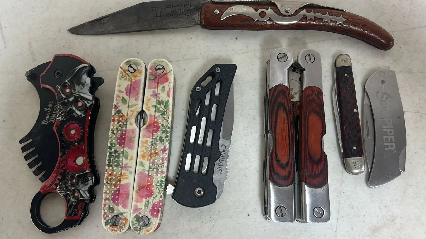 7 COLLECTIBLE KNIVES