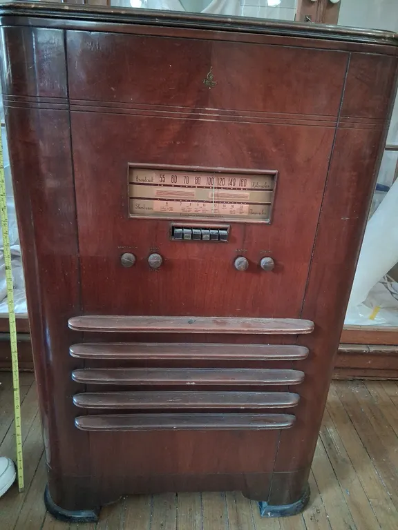 Vintage Emerson Radio & record player