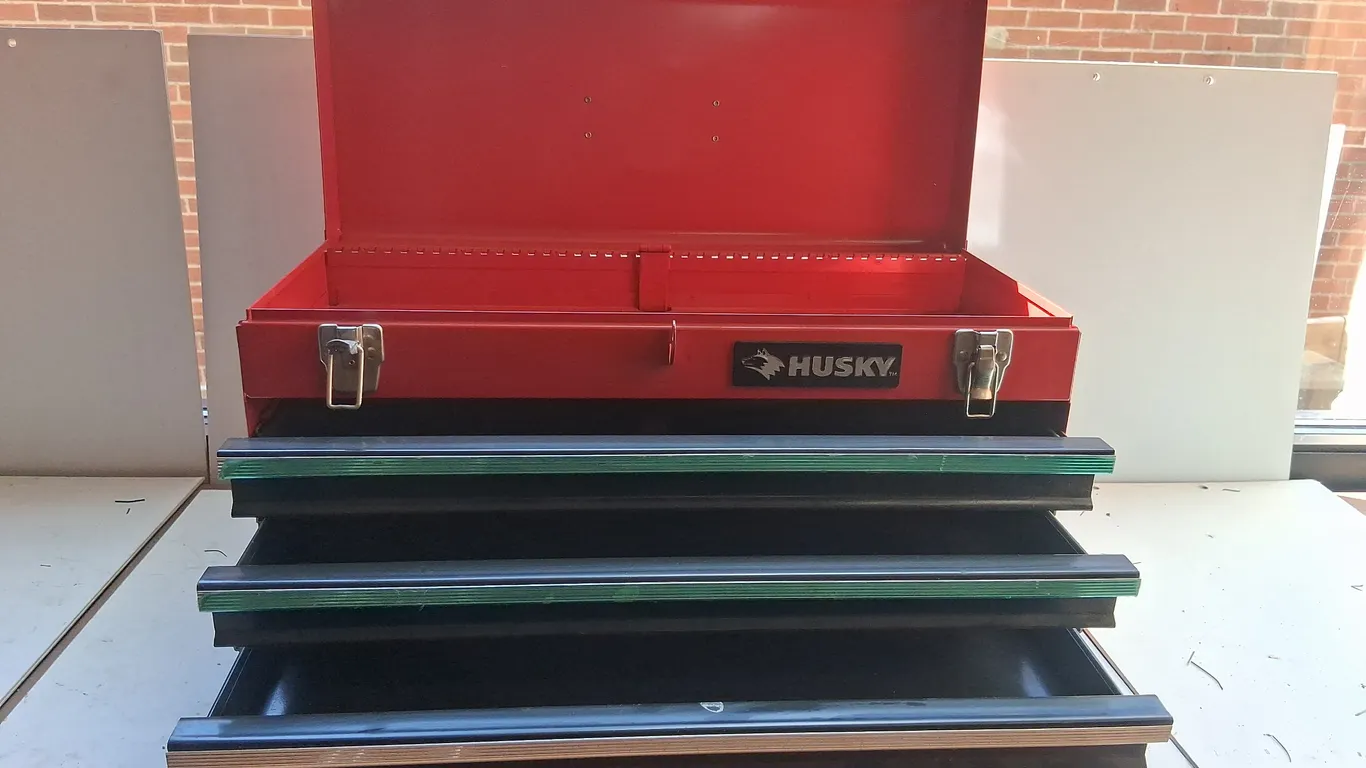 HUSKY Toolbox (like new )
