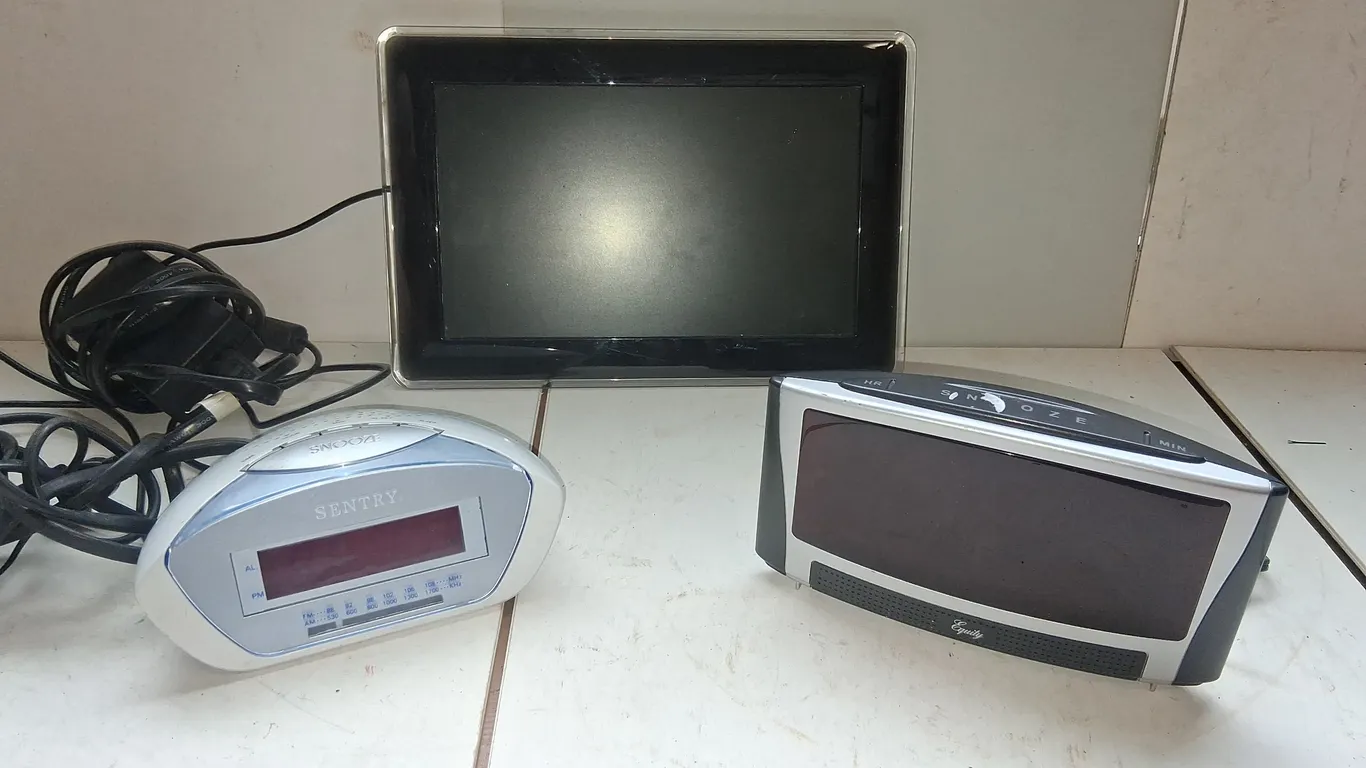 Samsung Digital Picture Frame and 2 alarm clocks