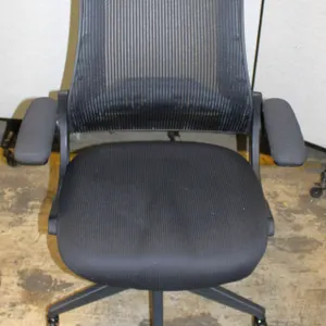 Black Mesh Swivel Office Chair With Armrests