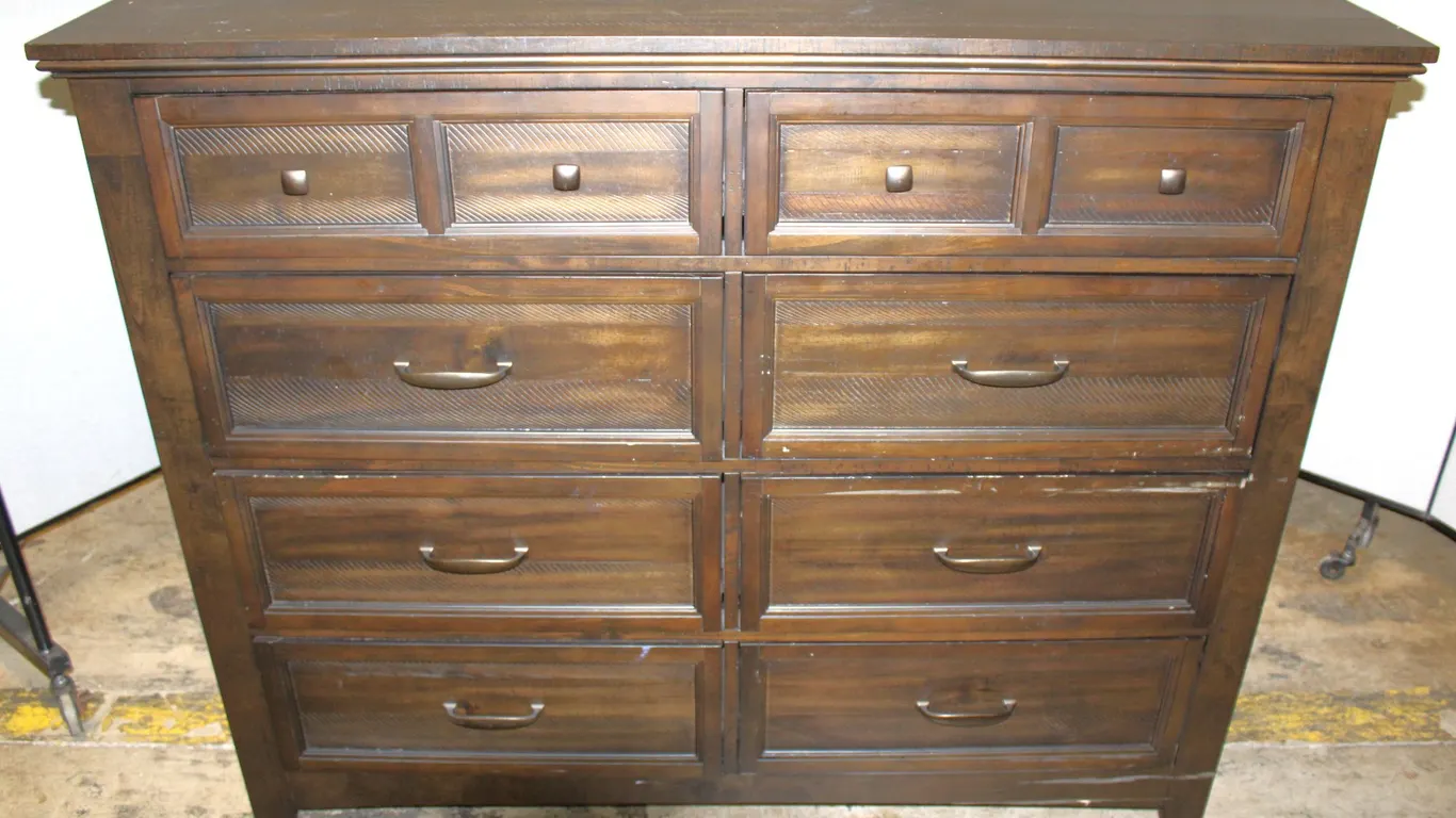 Gentleman's Chest, 8 Drawers