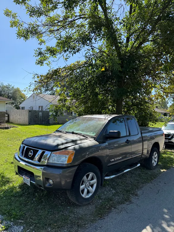 2010 Nissan Titan V8 5.6 (112902 miles )