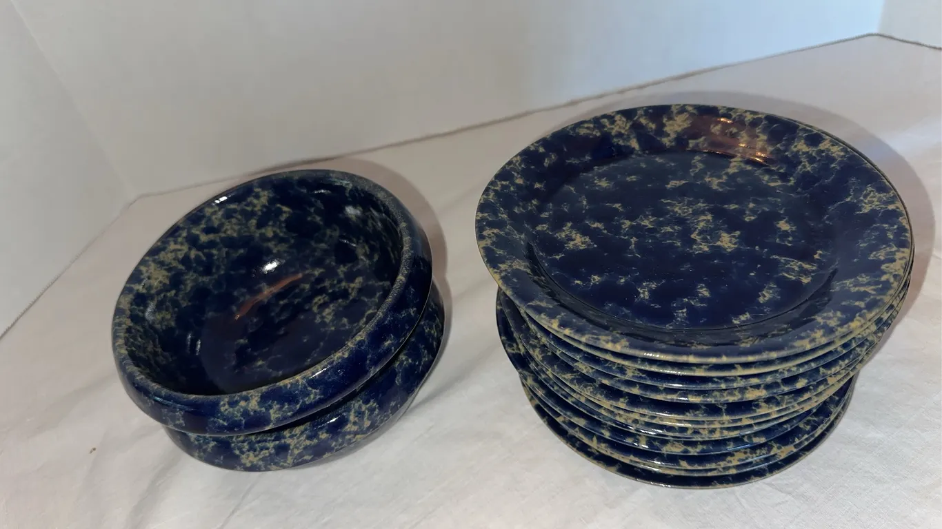 Bennington Potters blue agate spongeware 12 bread plates, two bowls