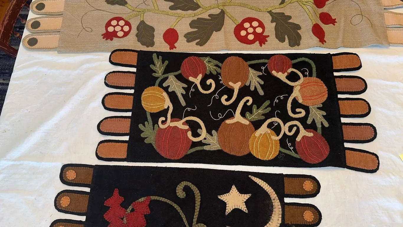 Folk appliqué harvest runners