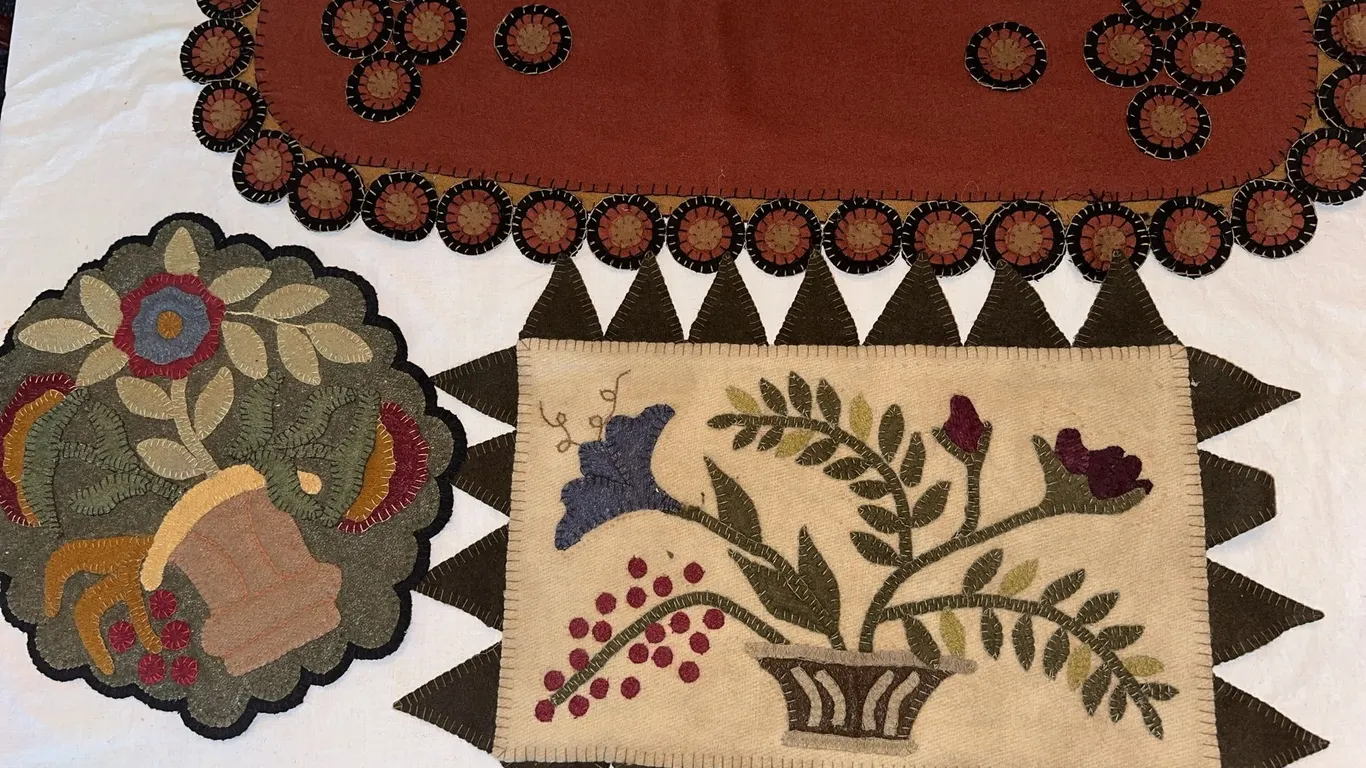 Folk primitive appliqué tableware