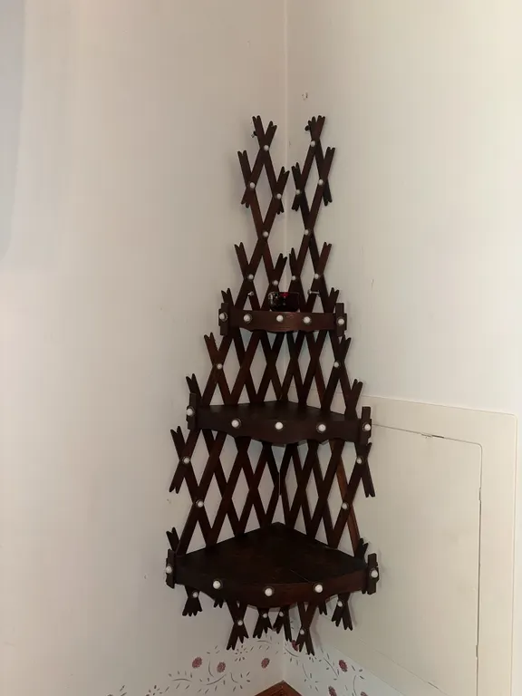 Unusual primitive lattice corner shelf