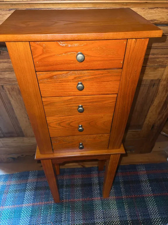 Standing jewelry box