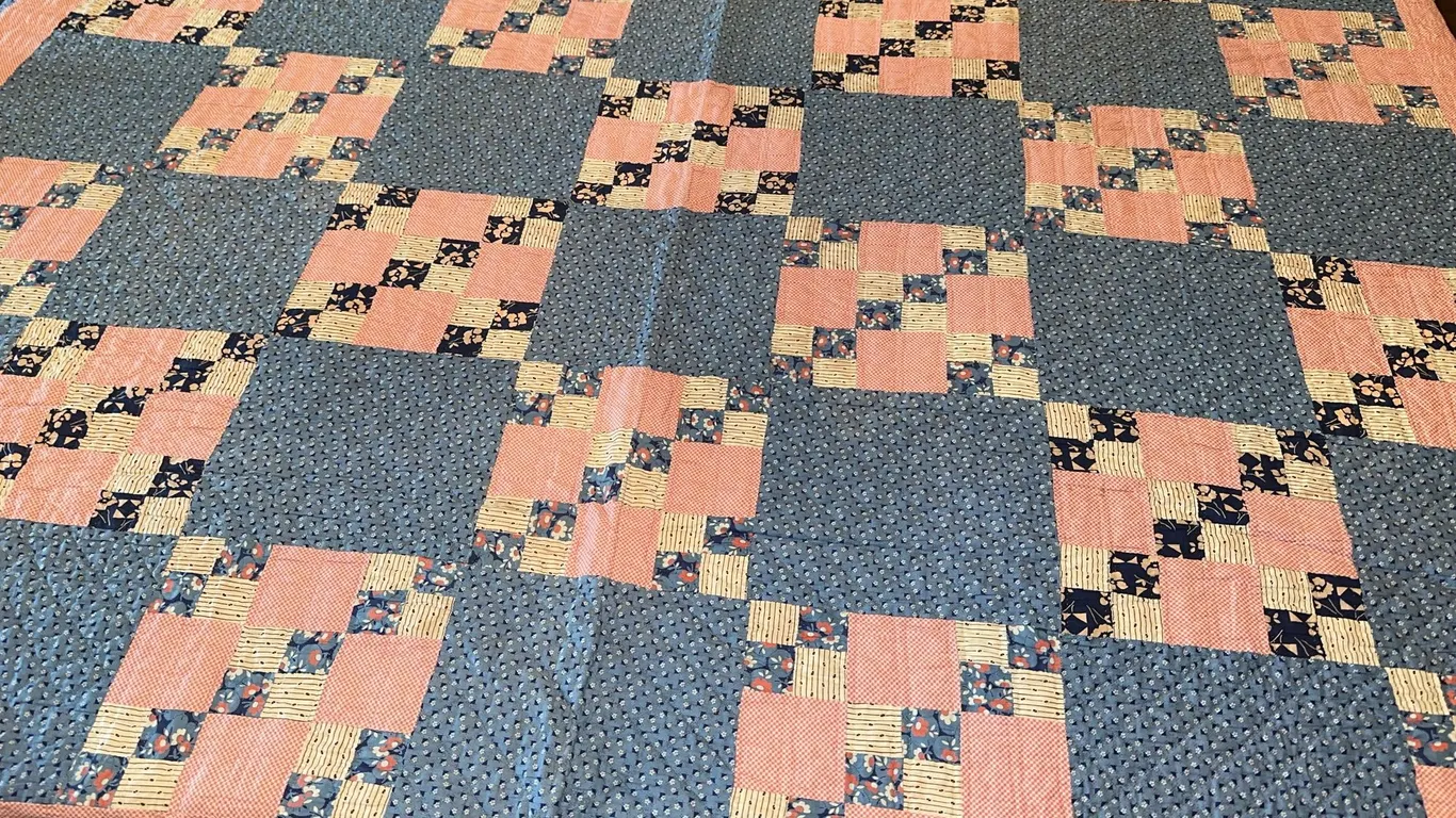 Vtg hand stitched quilt
