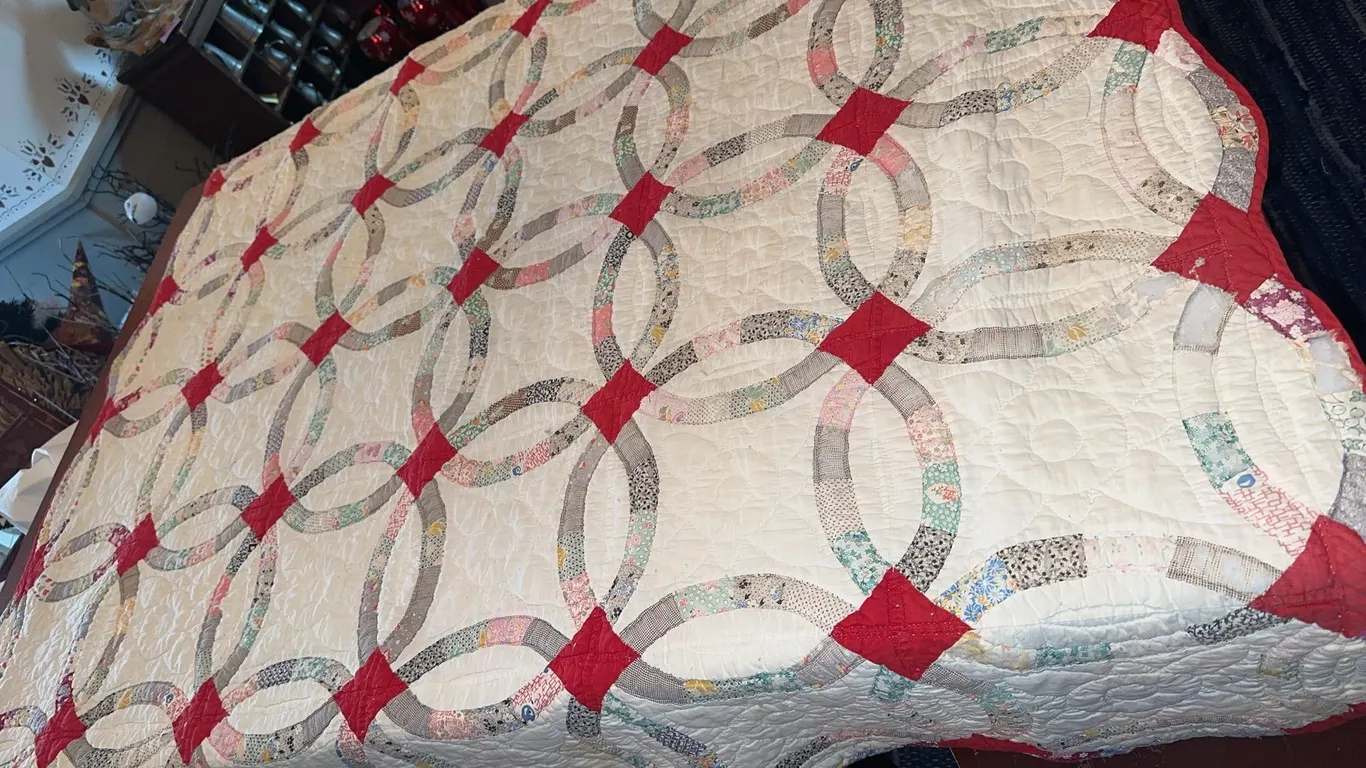 Vtg hand sewn quilt – wedding ring