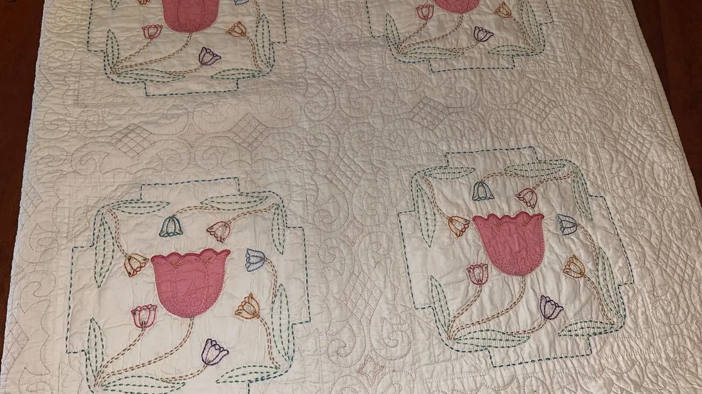 Absolutely gorgeous vintage hand stitched quilt