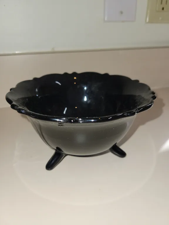Vintage L.E. Smith glass company Bkack amethyst 3 footed bowl.