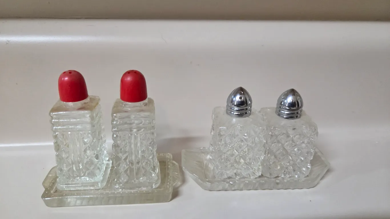 2 sets Vintage Clear Glass Salt & Pepper Shakers with Silver Lids and Glass Tray Japan & Vintage Ret