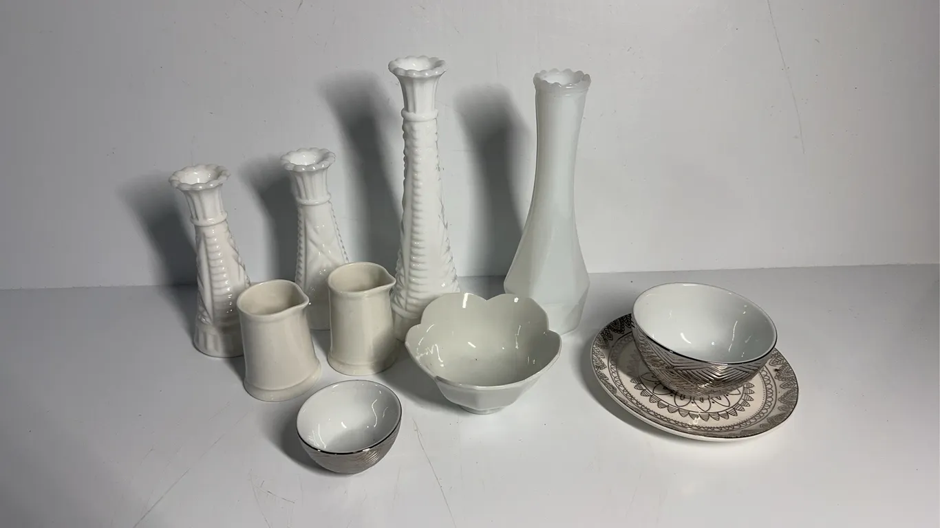 Selection of decorative glassware