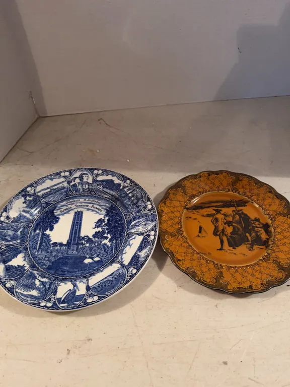 2 Decorative Plates