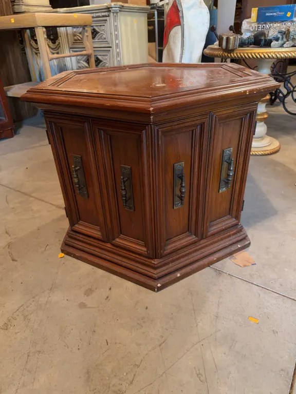 Wooden End Table 24�x 24� x 20�