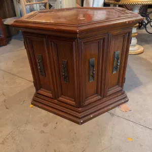 Wooden End Table 24�x 24� x 20�