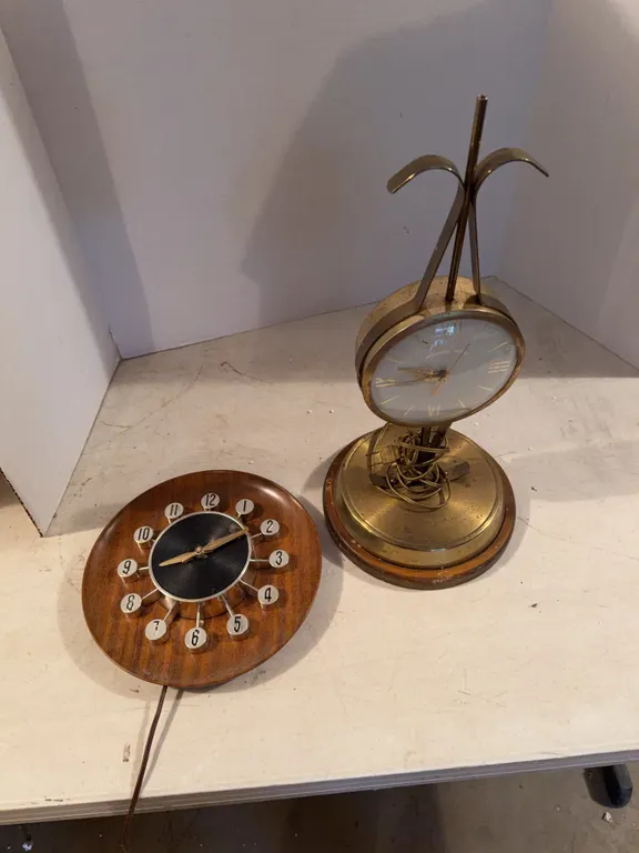 2 Electric Clocks