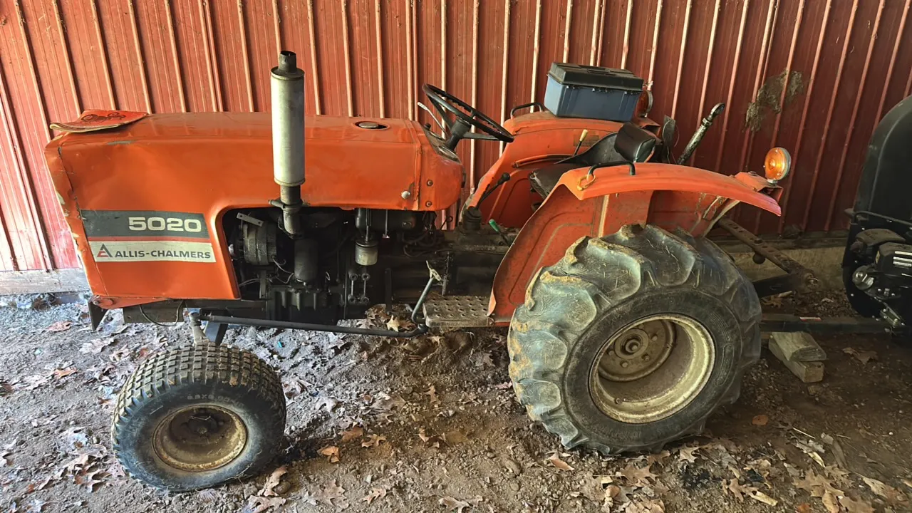 Allis-Chalmers 5020 tractor. Diesel. Starts with and runs. 3 pt. and pto.
