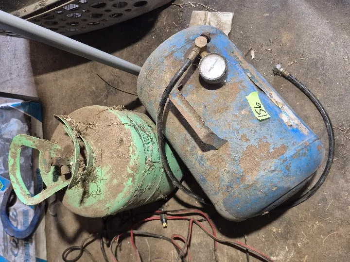 Air tank and refrigerant bottle