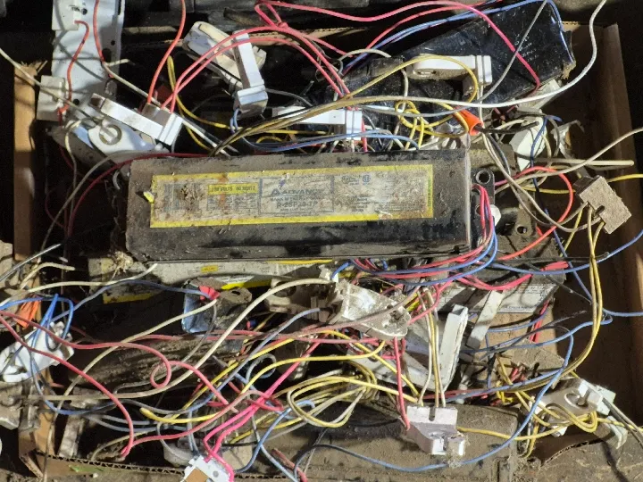Assorted magnetic fluorescent ballast