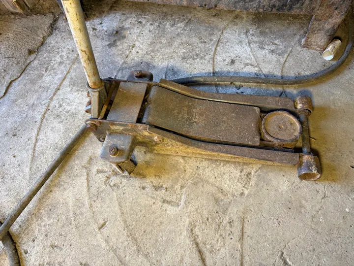 HYD floor jack. Works but needs oil