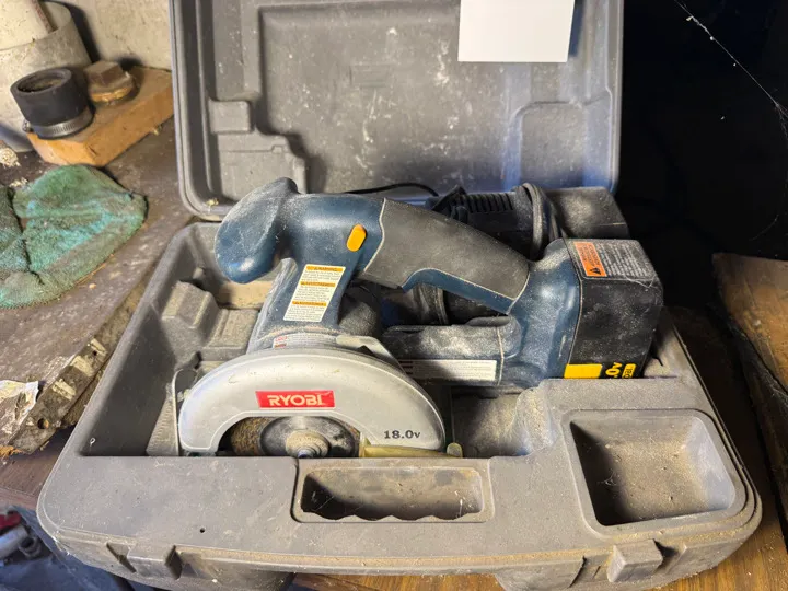Ryobi cordless hand saw. With charger. Untested