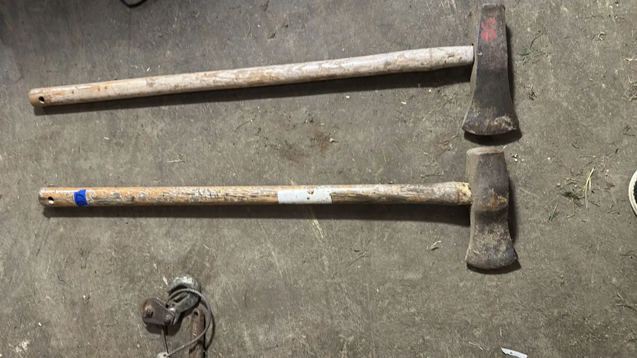 Pair of splitting mauls