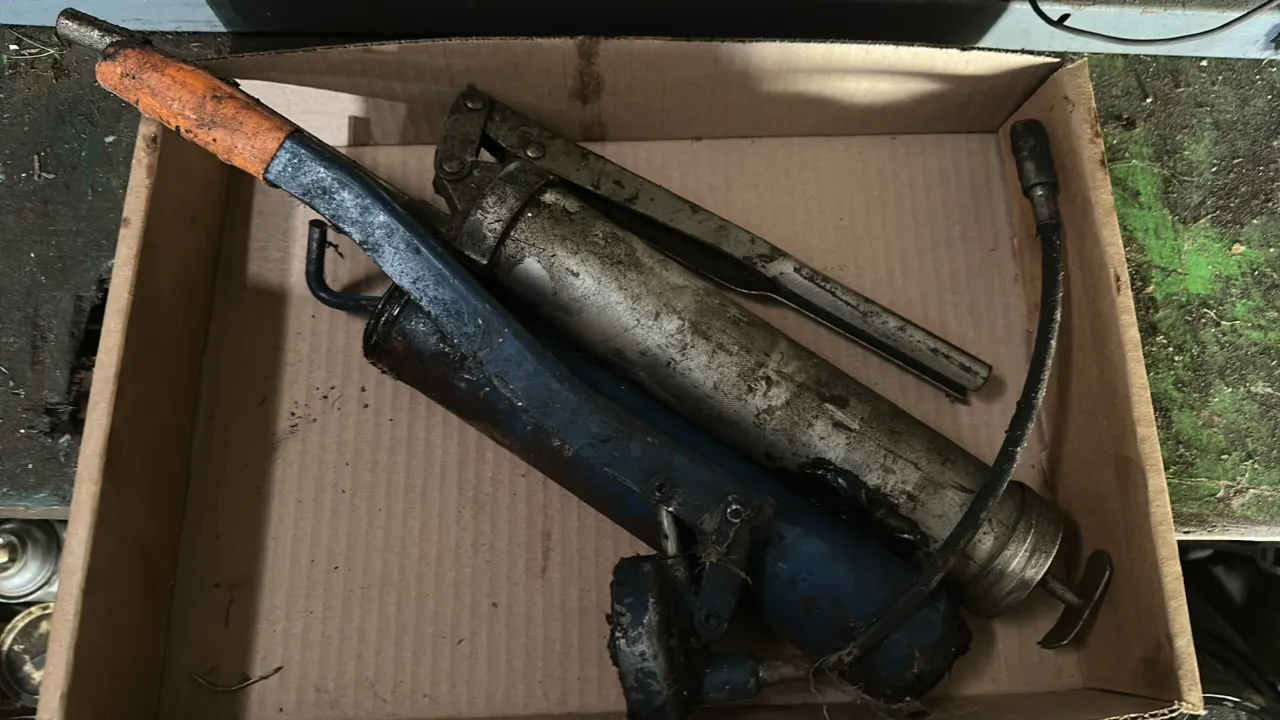 Pair of grease guns