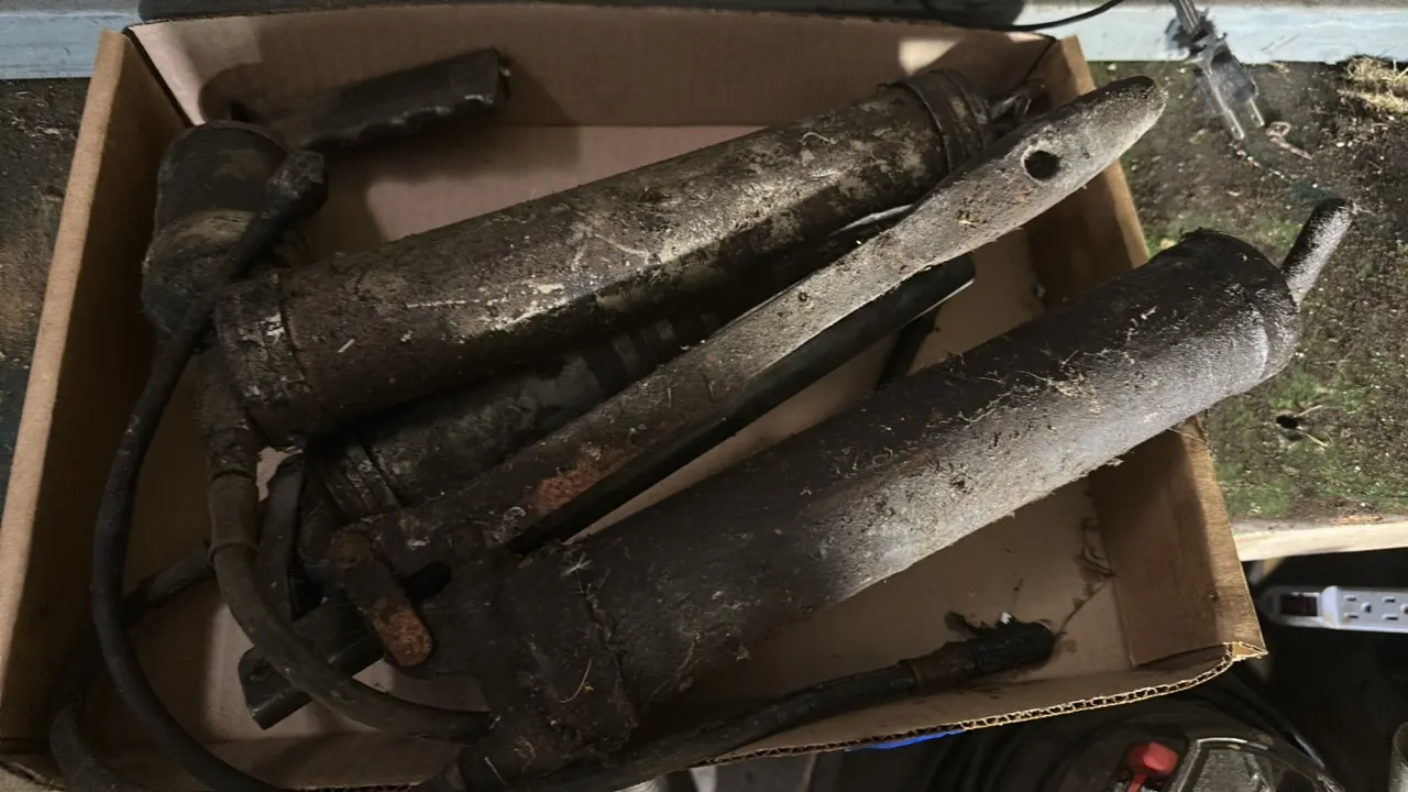 Pair of grease guns
