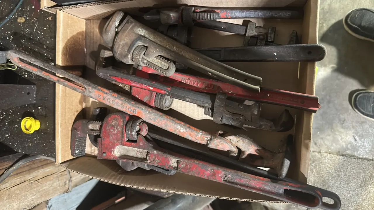 Pipe wrenches