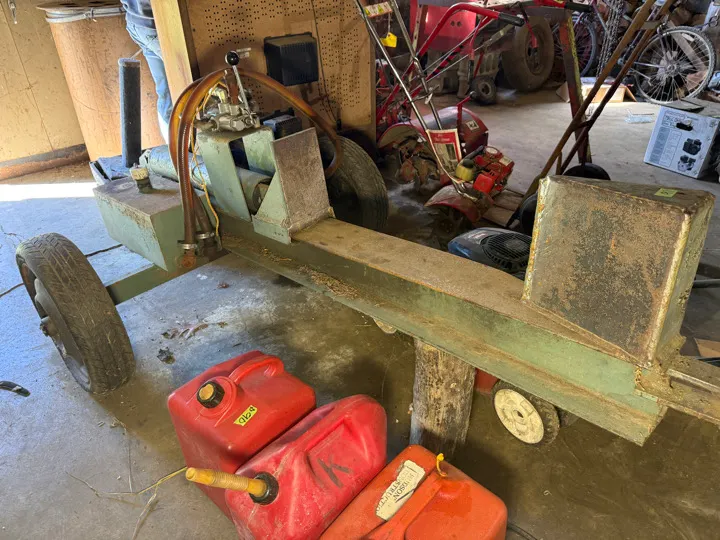 Hyd gas powered wood splitter. Engine pulls free with spark