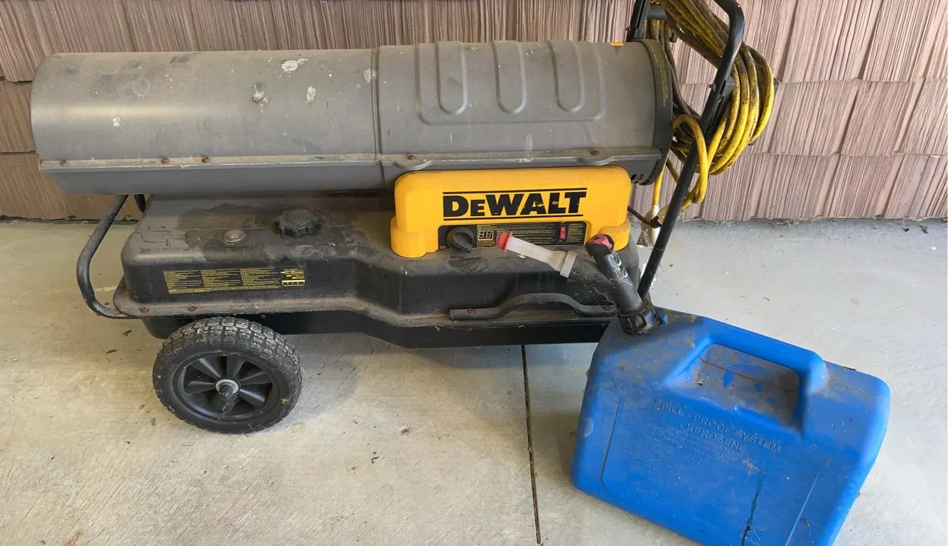 Dewalt 210,000 BTU /hr heater w/ Kerosene can