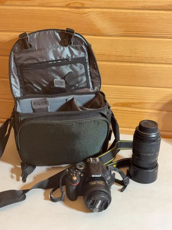 Nikon DX AF-S Nikkor 35mm 1:1.8G Camera w/ Nikon Tamron AF 70-300mm1:4-5.6 Tele-Macro (1:2) Lens & Bag w/ Accessories