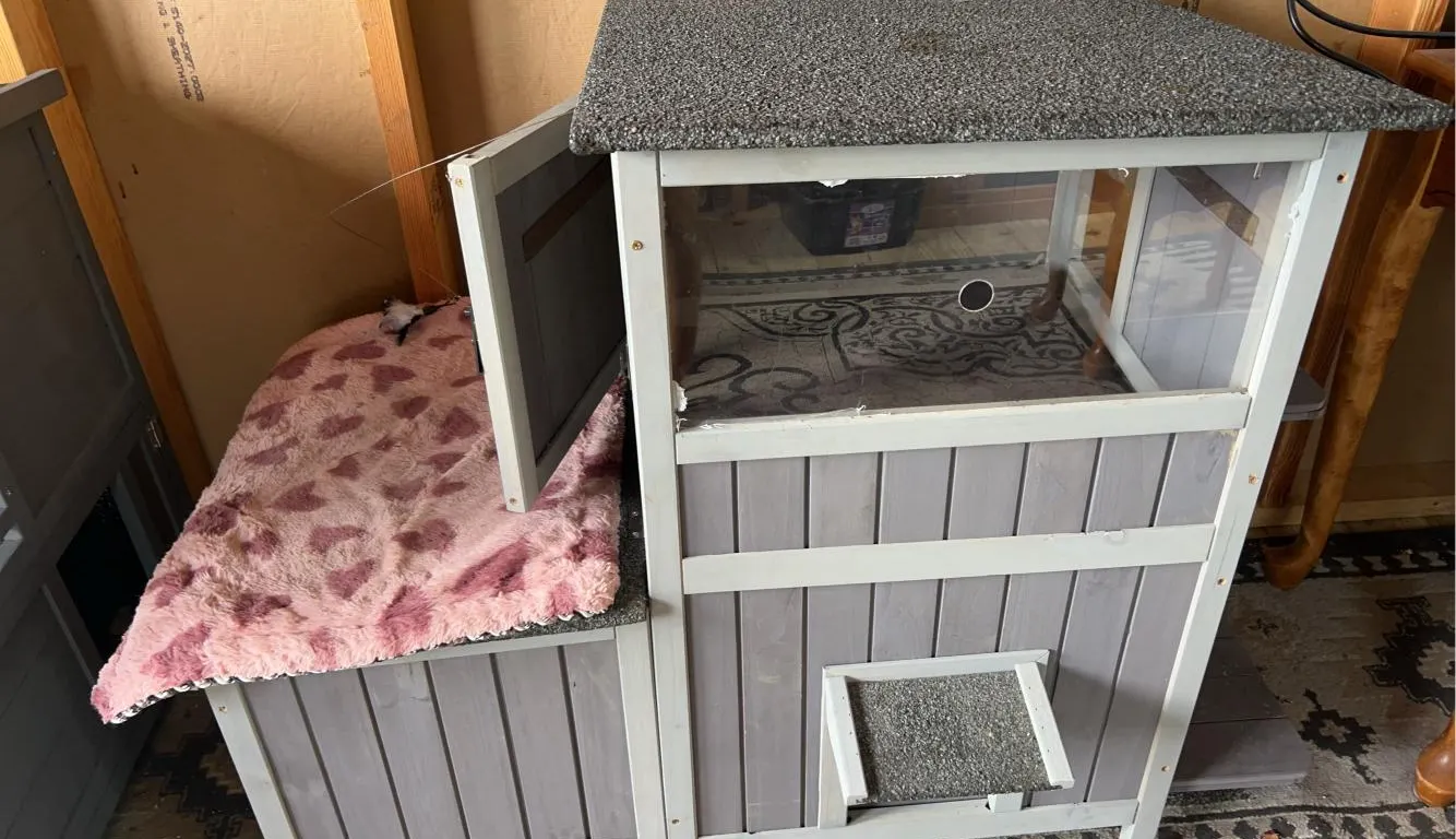 Wooden Cat House w/ Heating Pad -46x24x35