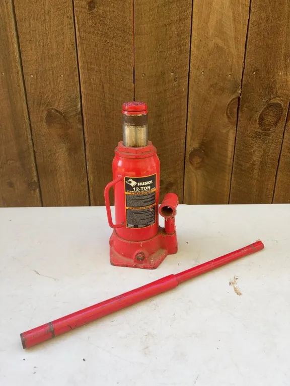 Husky 12-Ton Hydraulic Bottle Jack