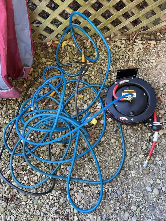 Air hose with Central Pneumatic air reel