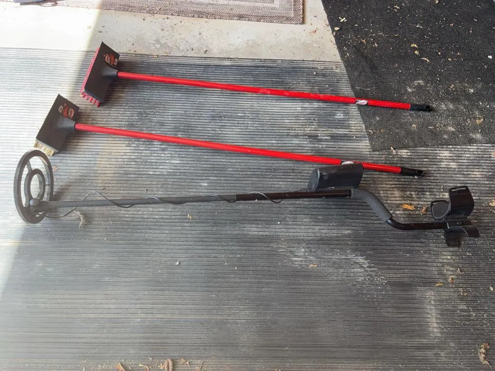 Tracker IV Bounty Hunter Metal Detector & (2) Libman Air Brushes