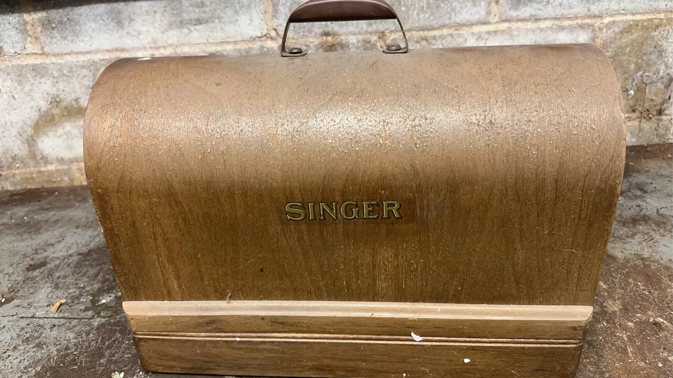 Singer sewing machine ( box is locked )