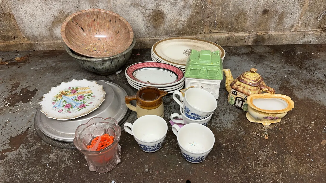 Miscellaneous glassware & bowls