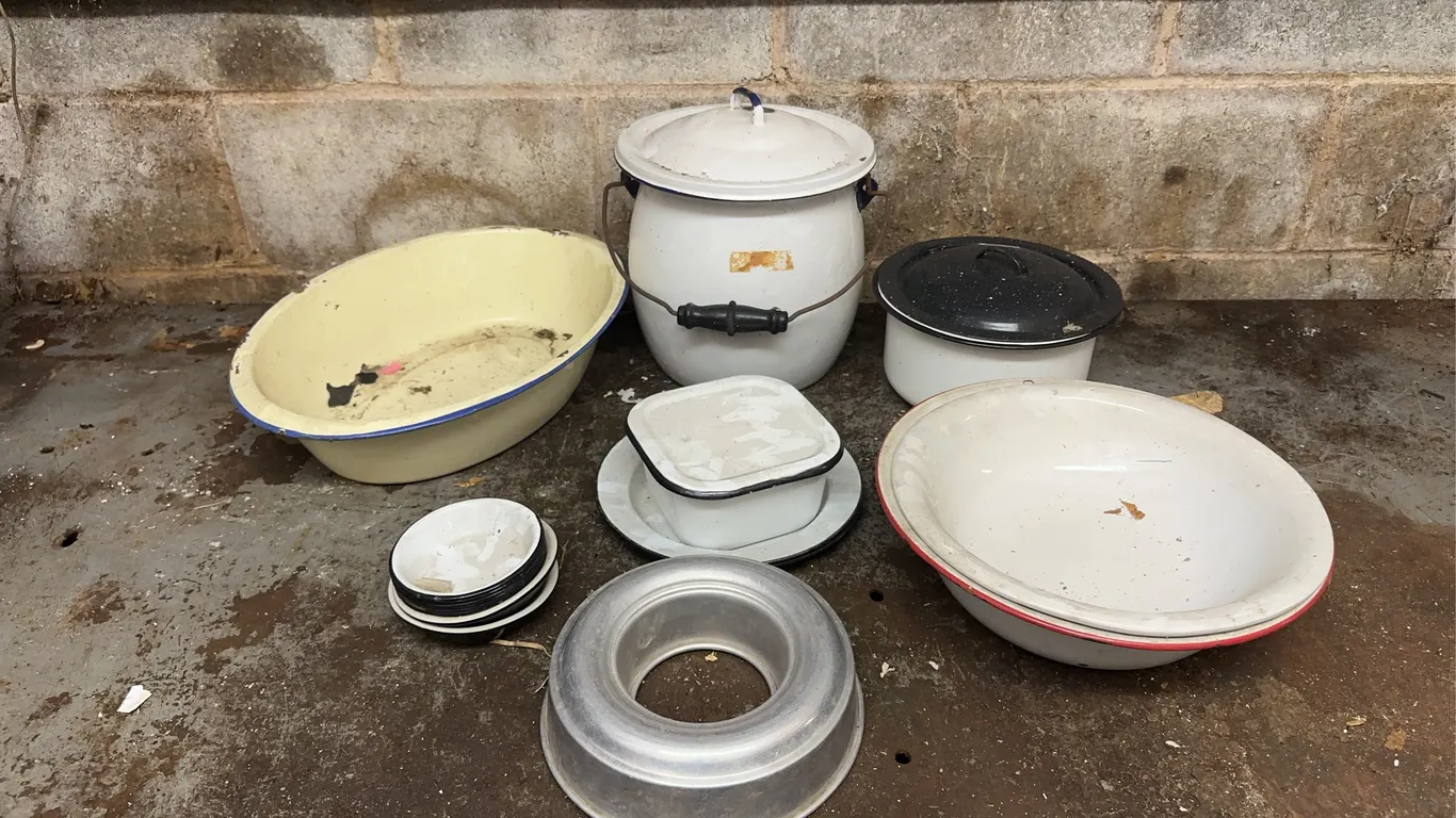 Large lot of graniteware/enamelware